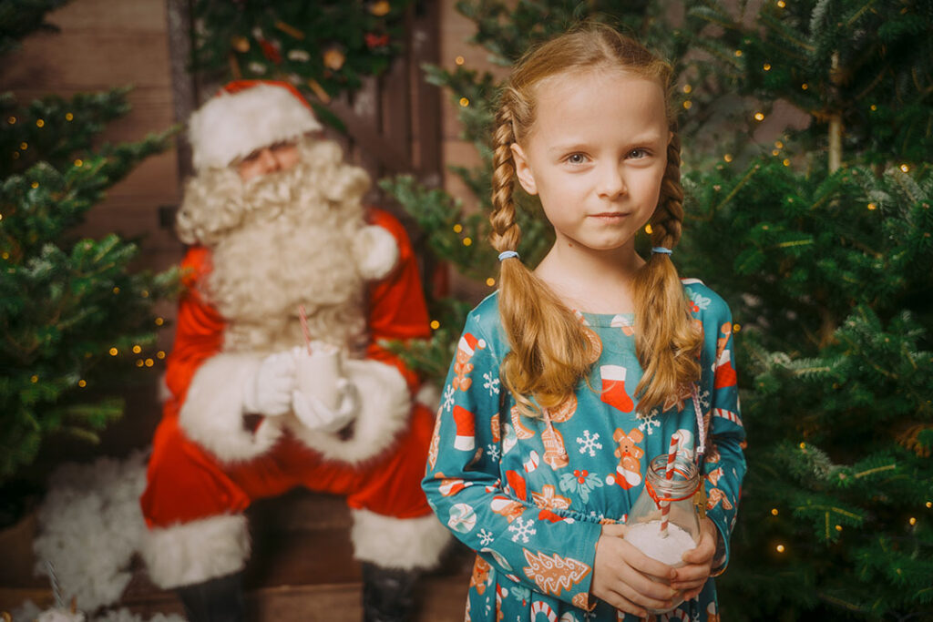 Zdjęcie przedstawia dziewczynkę ze świętym Mikołajem