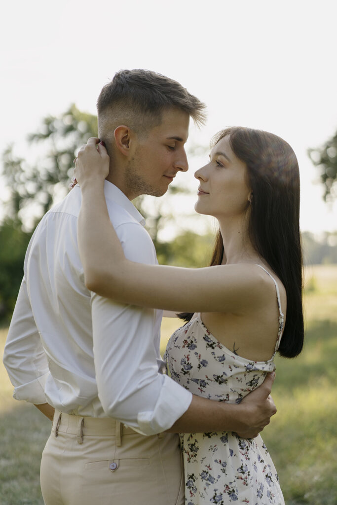 Zdjęcie pary patrzącej sobie w oczy