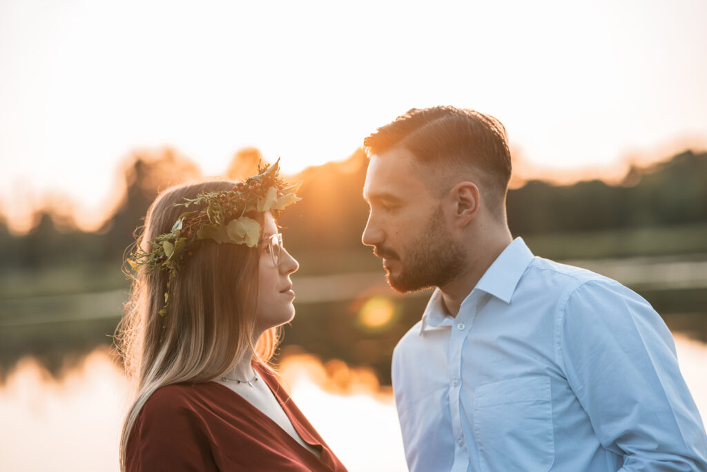 Zdjęcie pary patrzącej sobie w oczy