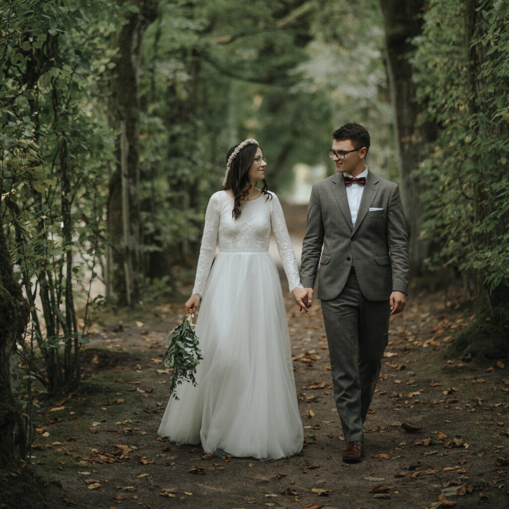 Zdjęcie pary młodej, która idzie przez park