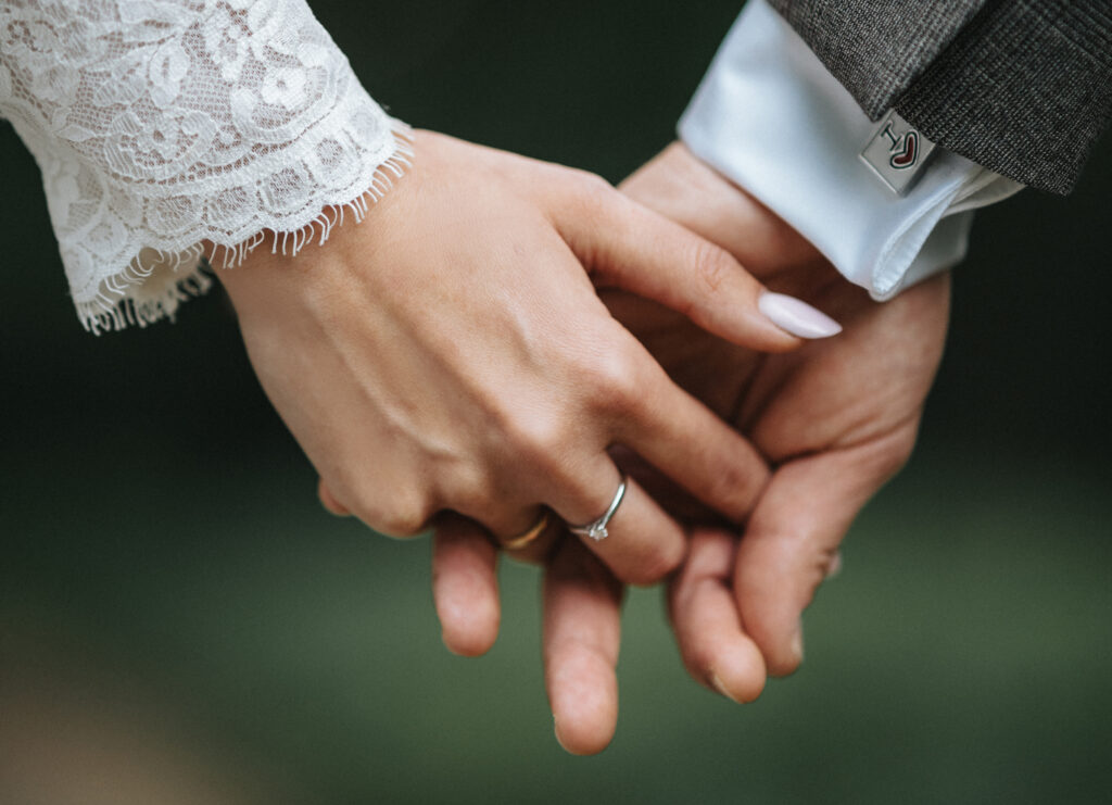 Zdjęcie dłoni i obrączek