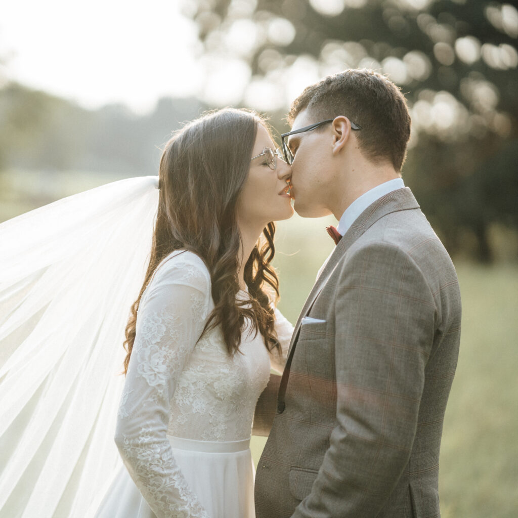 Zdjęcie całującej się pary młodej