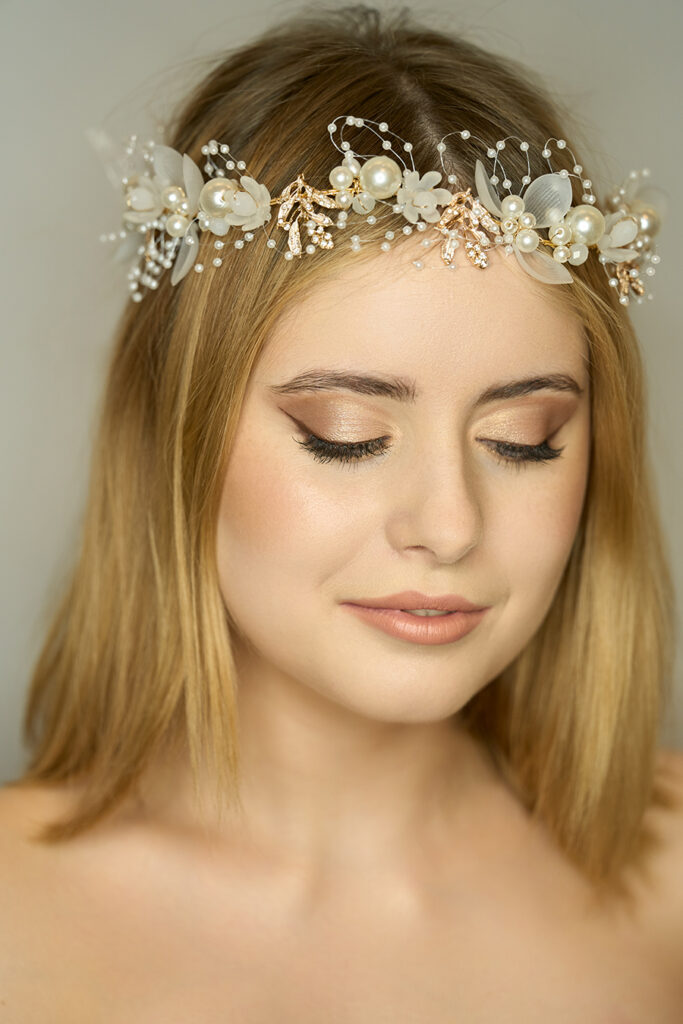 Zdjęcie kobiety w makijażu z zamkniętymi oczami