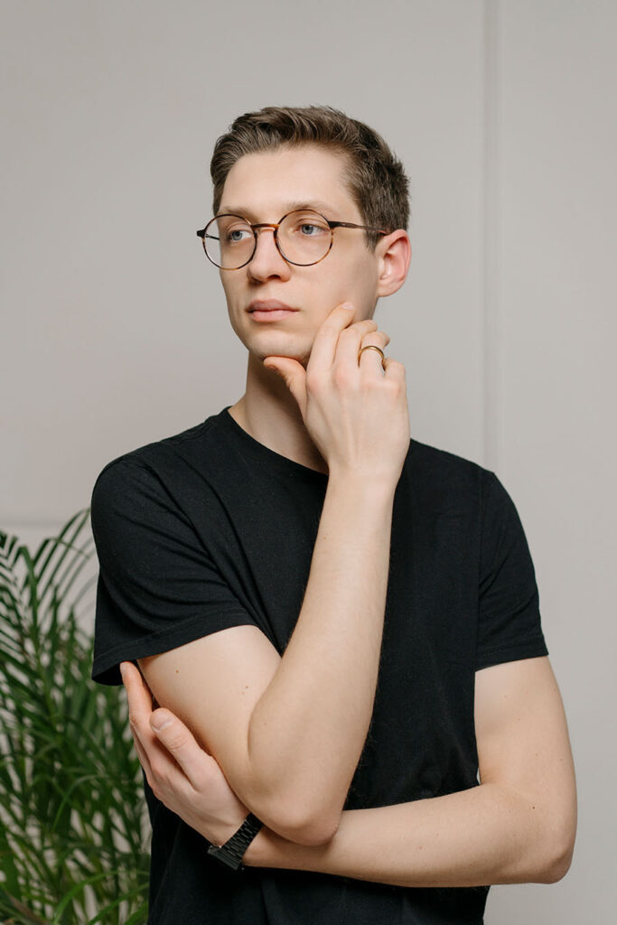 Zdjęcie przedstawia portret mężczyzny