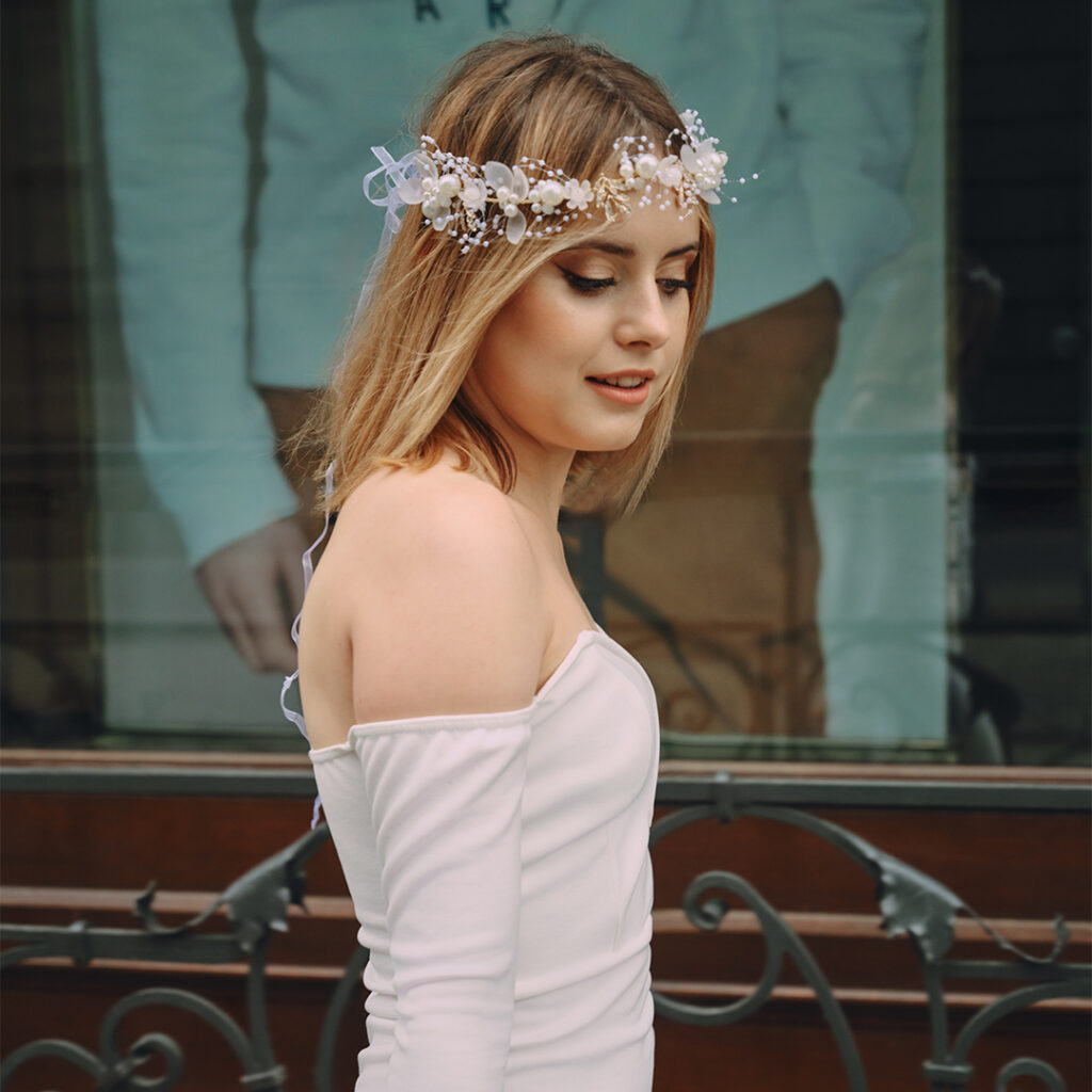 Zdjęcie kobiety z wiankiem na głowie