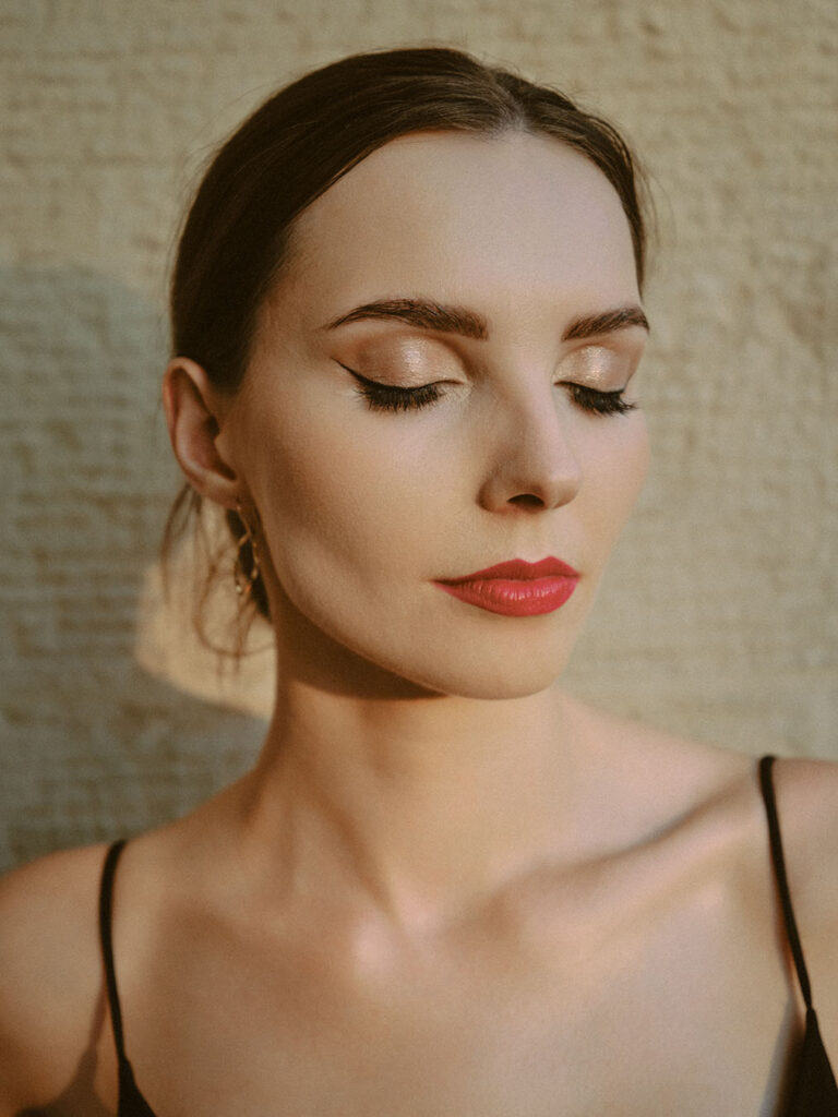 Zdjęcie kobiety w makijażu z zamkniętymi oczami